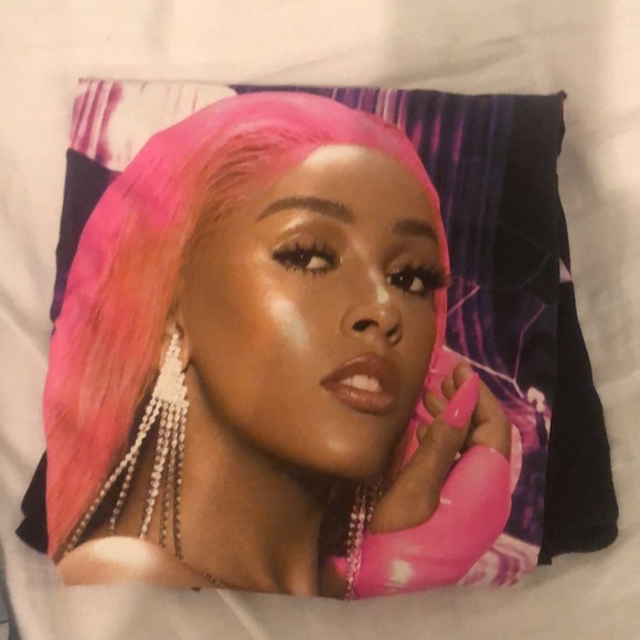 Hi i am selling a Doja cat tie shirt it has only been worn once or twice. - Picture 2 of 4